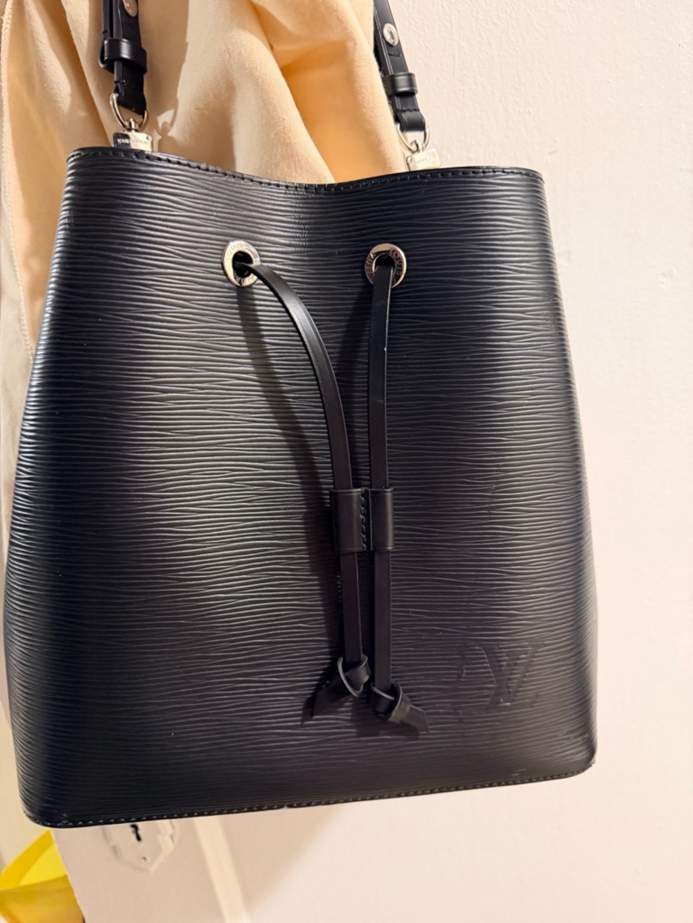 Epi Leather NEONOE Noir Louis Vuitton